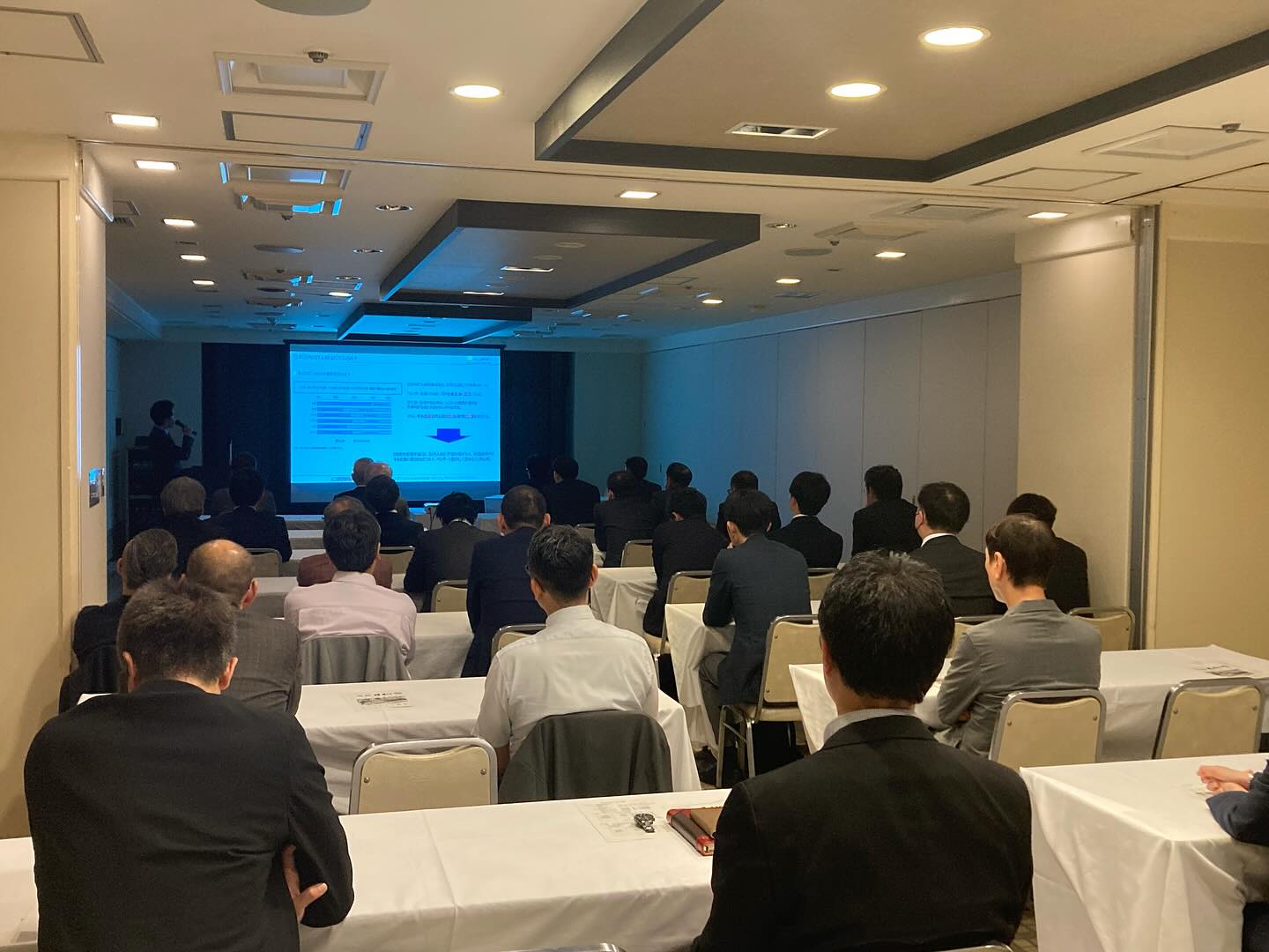 井桁会総会にて、リスキリングとＤＸの講演をしている様子
